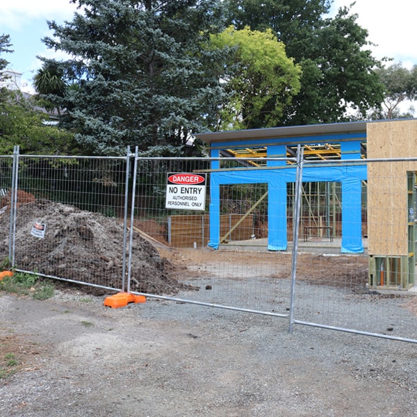 do you deliver and set up temporary fencing and what's the cost for these services in La Riviera California
